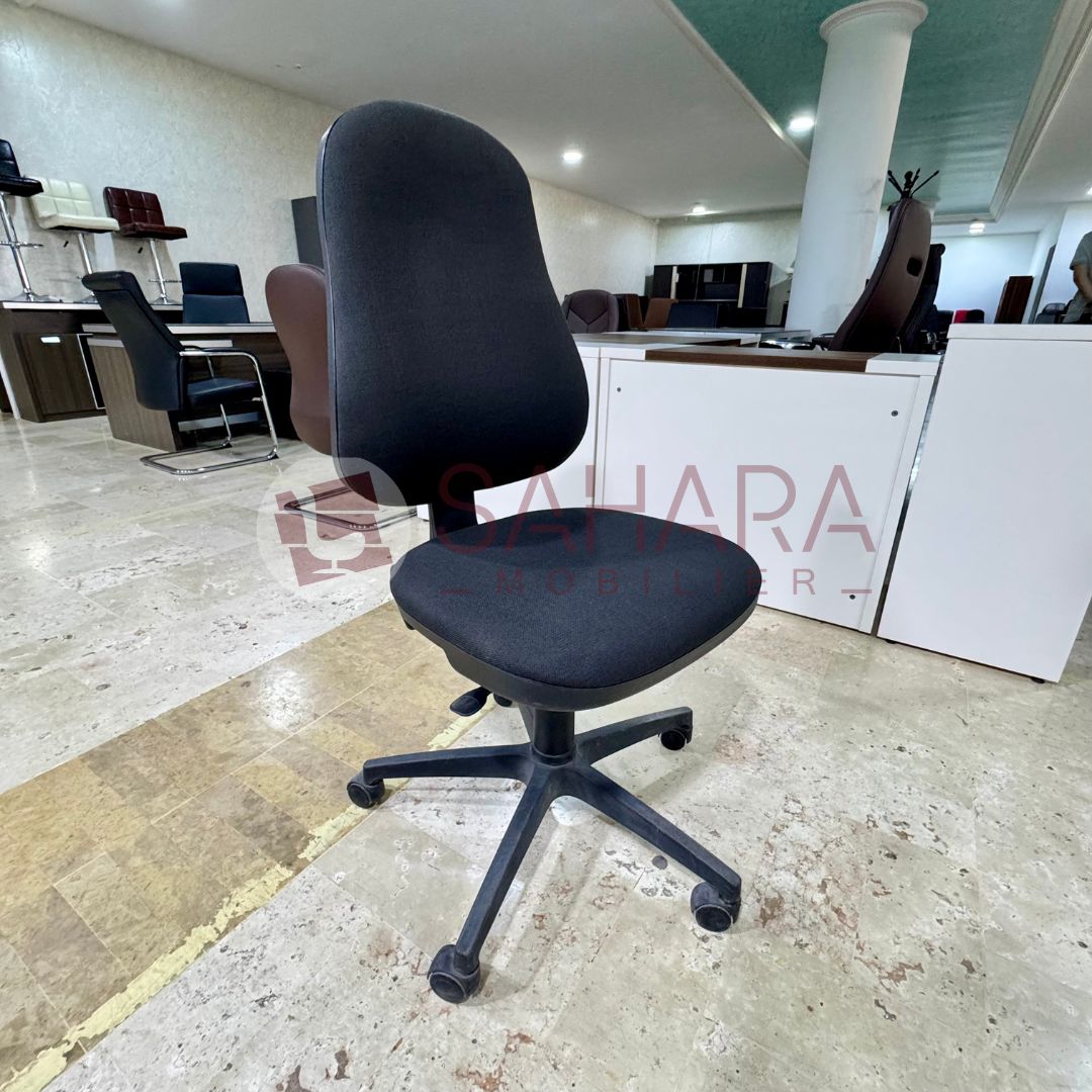 Structure ; Matériaux :
Assise et dossier en mousse haute densité pour un confort optimal
Revêtement tissu résistant à l’usure, agréable au toucher
Piétement en nylon noir à 5 branches, monté sur roulettes pivotantes
Vérin à gaz pour réglage en hauteur